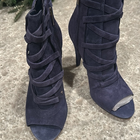 Vince Camuto suede ankle boots with peep toe. - Picture 2 of 4